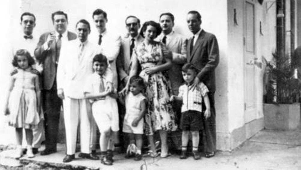 Rapi y Lichi muy niños con su madre y su padre y otros miembros de Orígenes